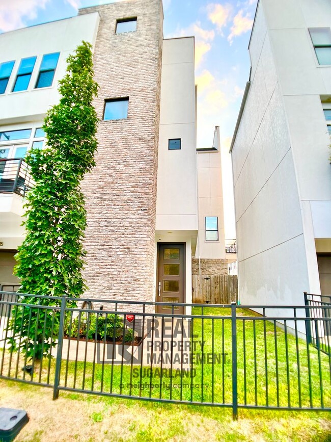 Foto del edificio - Luxurious Three Story Townhome!
