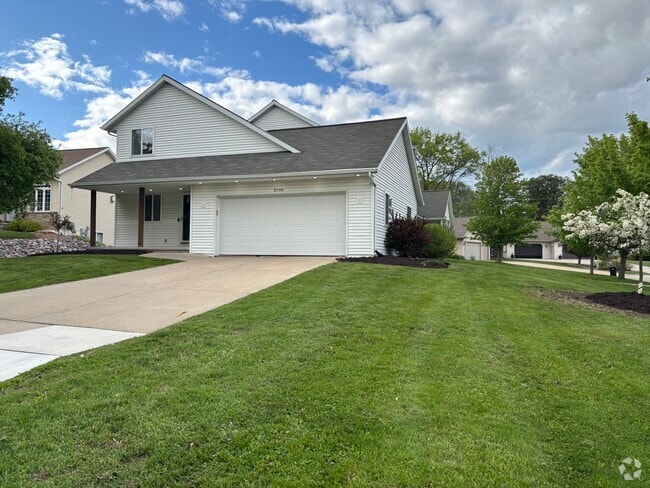 Building Photo - 2700 Maple Hills Dr