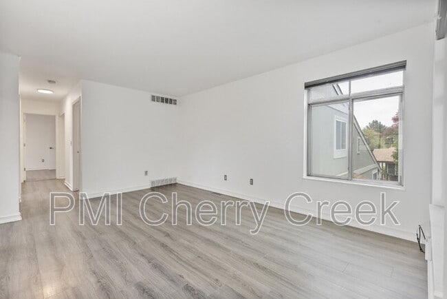 Foto del edificio - 8773 Chase Dr
