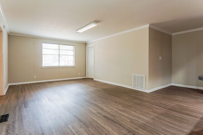 Building Photo - Spacious 3 Bedroom Home