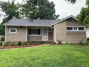 Building Photo - 402 Leslie Ln