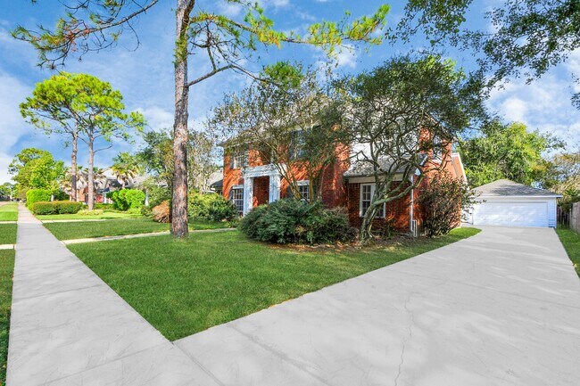 Foto del edificio - 15919 Lake Lodge Dr