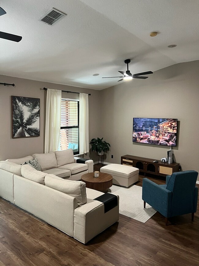 Foto del edificio - 7575 Meadow Lakes Dr