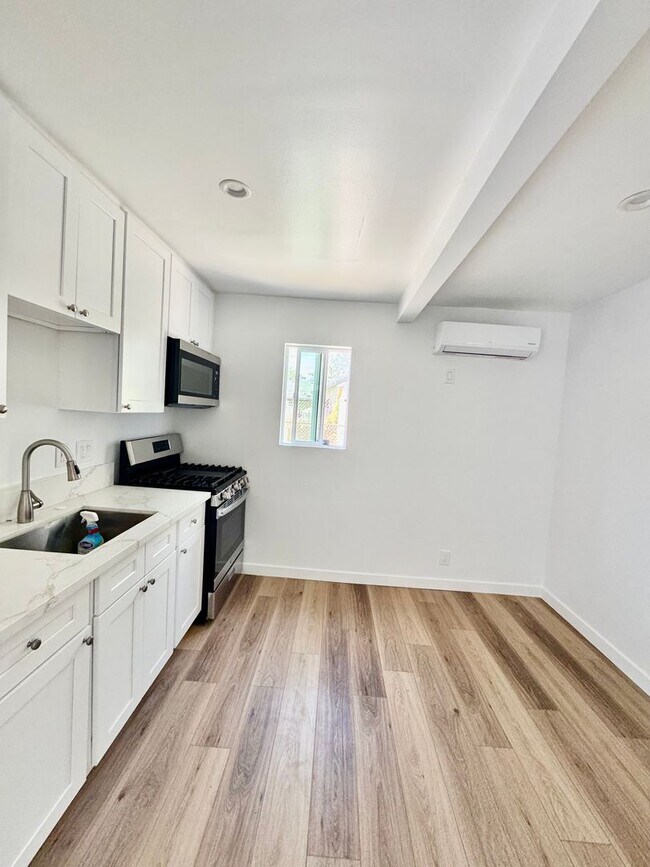 Foto del edificio - 2 Bedrooms /1 Bath ADU AVAILABLE NOW!