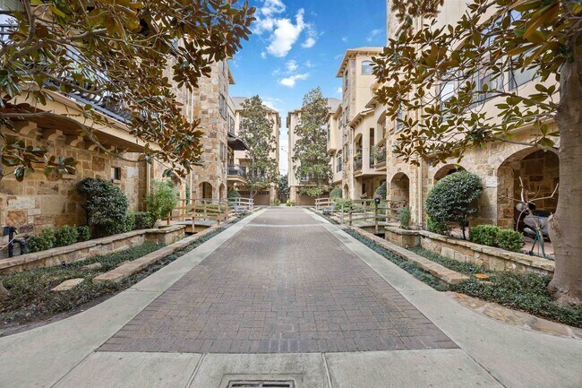 Building Photo - Balconies of Bomar