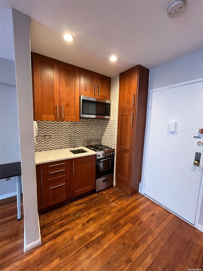 Foto del edificio - 76-26 113th St