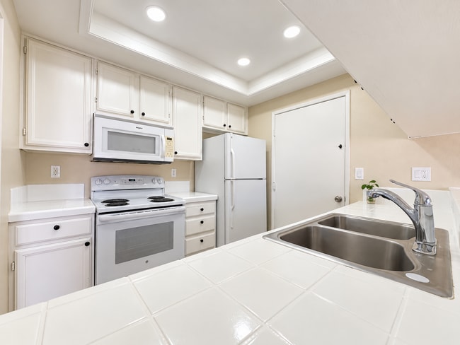 Building Photo - 2619 Village Ct