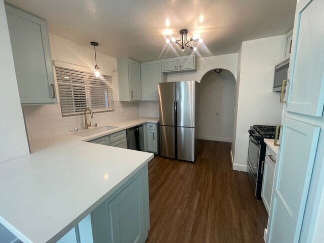 Foto del edificio - To schedule a viewing, call Wally Fellman ...