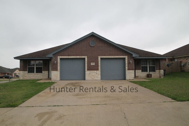 Building Photo - Spacious Duplex!