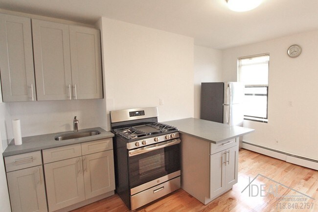 Foto del edificio - 294 McGuinness Boulevard #cR
