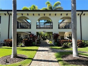 Building Photo - 960 7th St S