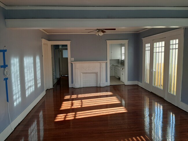 Lg living/dining area/french doors leading to balcony. - 4108 W Adams Blvd