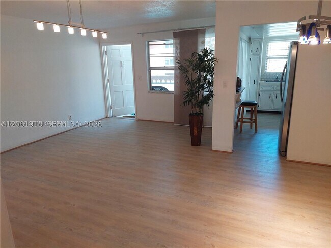 Building Photo - 180-112 15c