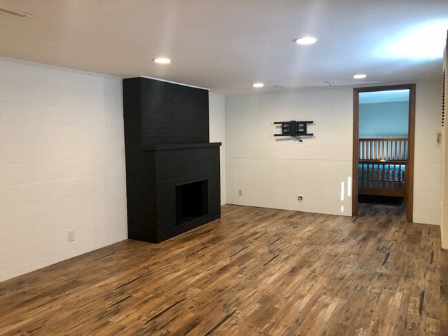 Building Photo - 426 Elm St