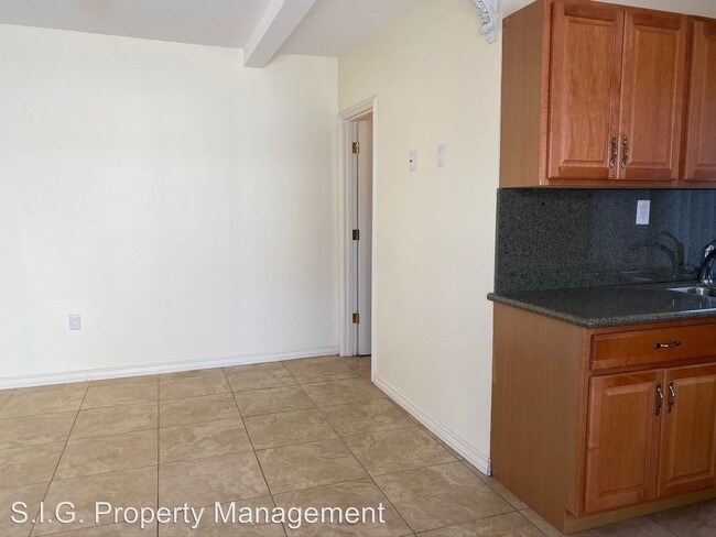 Building Photo - 1065 Rosedale Ave