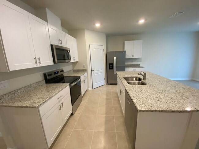 Foto del edificio - 4 Bedroom 2 Bath home in Oak Leaf Preserve...