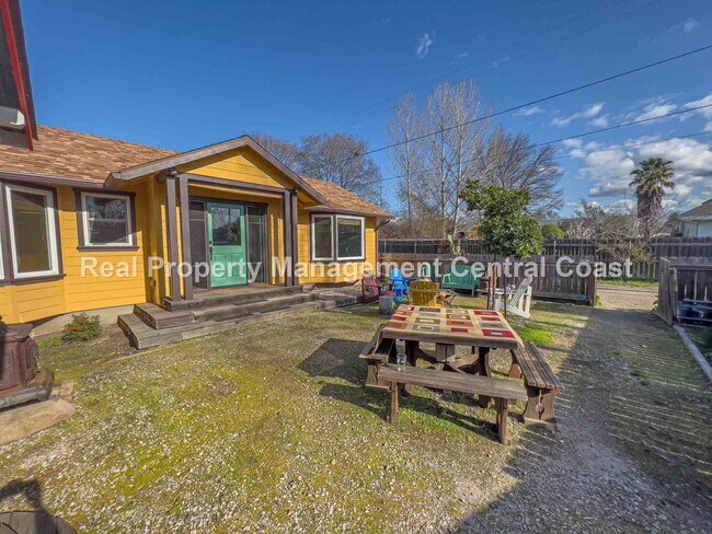 Building Photo - AVAILABLE NOW - Partially Furnished Quaint...