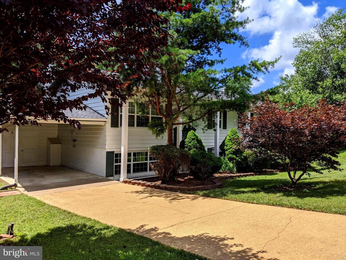 5022 Chanticleer Ave, Annandale, VA 22003 House for Rent in Annandale