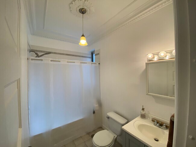 Bathroom - 4037 N Kenmore Ave