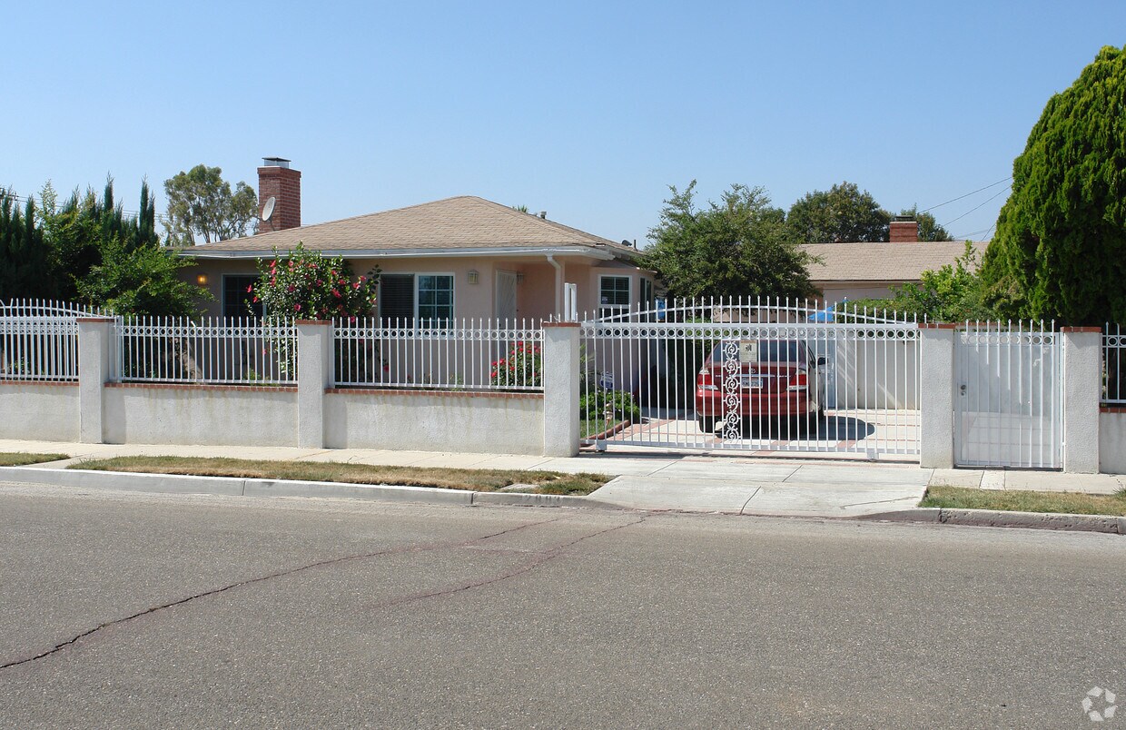 Primary Photo - 2883-2885 School St