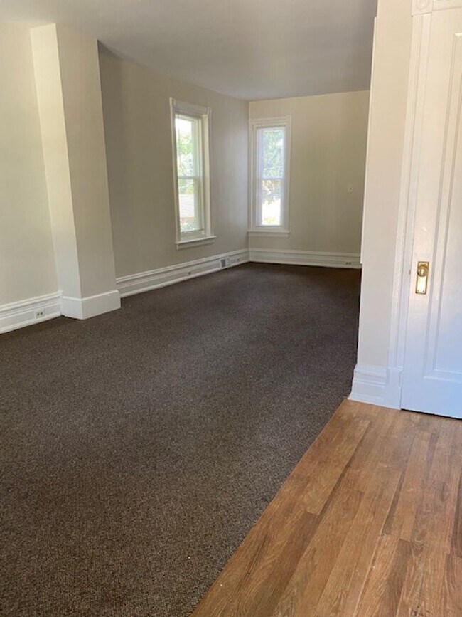 Foto del edificio - 5 br, 1.5 bath House - 18 LYNNE AVE