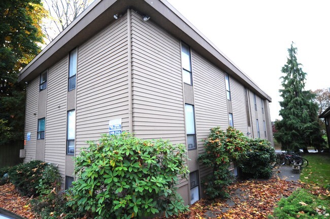 Building Photo - 4030 California Ave SW