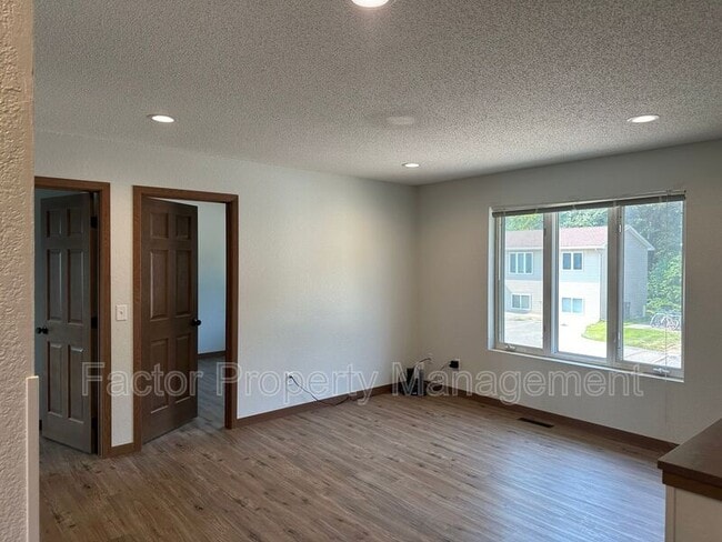 Building Photo - 154 Balcerzak Dr
