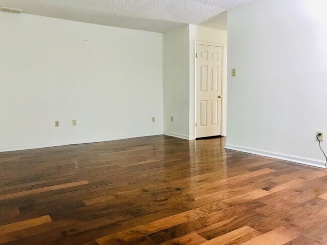 Foto del edificio - Beautiful 3-Bed/2.5-Bath Townhome in Aston...