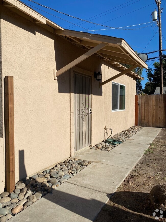 Building Photo - 1412 W Roseburg Ave