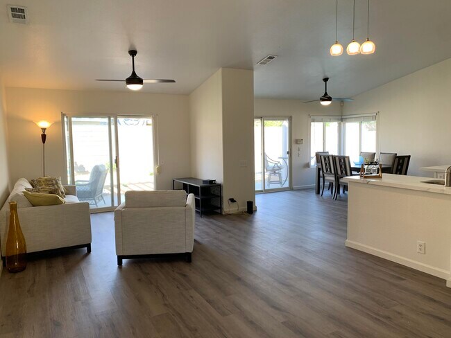 Foto del edificio - 78780 Birchcrest Cir