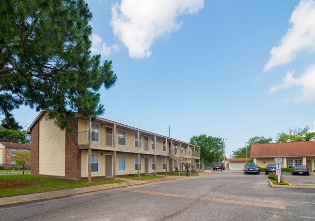 Hartford Commons - Hartford Commons Apartments