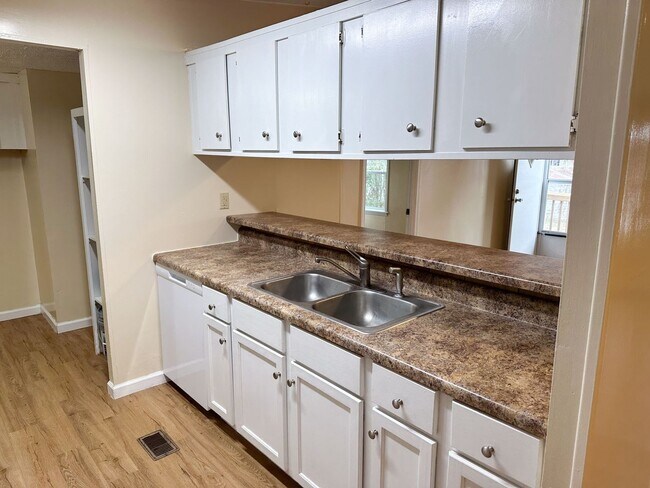 Building Photo - 3 bed 2 bath in Downtown Lula