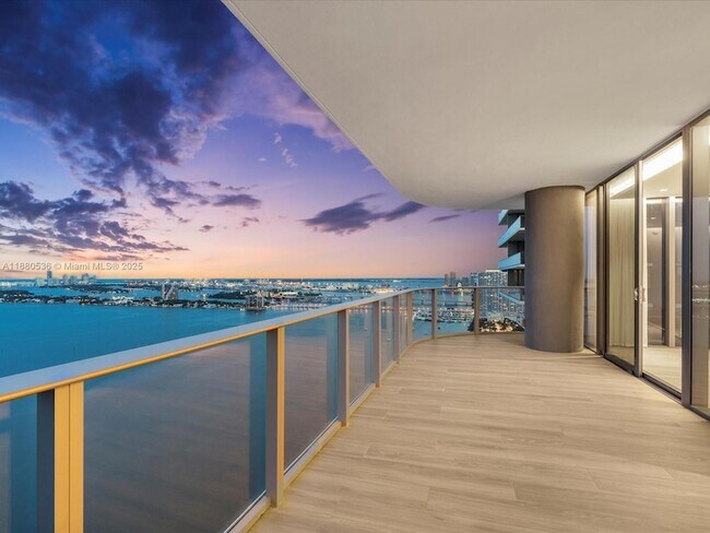 Foto del edificio - 700 NE 24th St