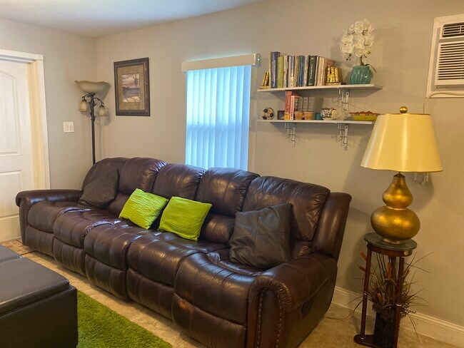 Sala de estar - 493 Castle Dr