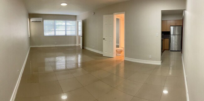 Foto del edificio - Spacious 1/1 Corner Unit.  Call for Limite...