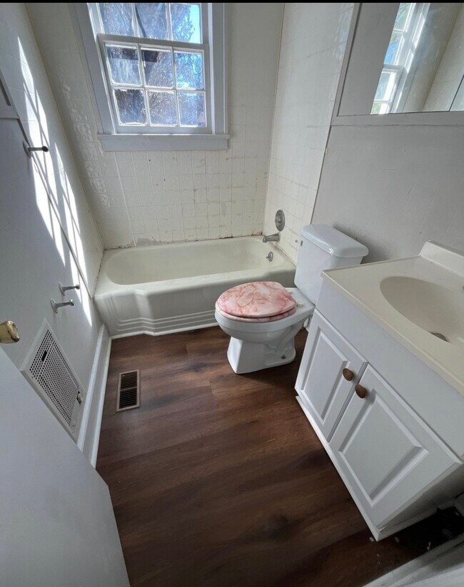 Foto del edificio - 810 Jaycee Terrace