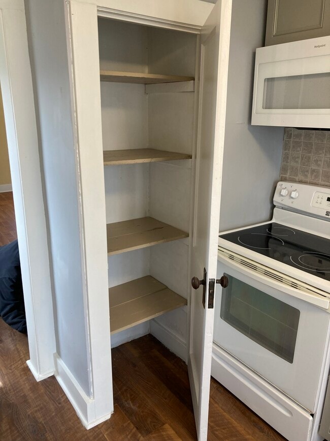 Foto del edificio - 240 W Hallam Ave