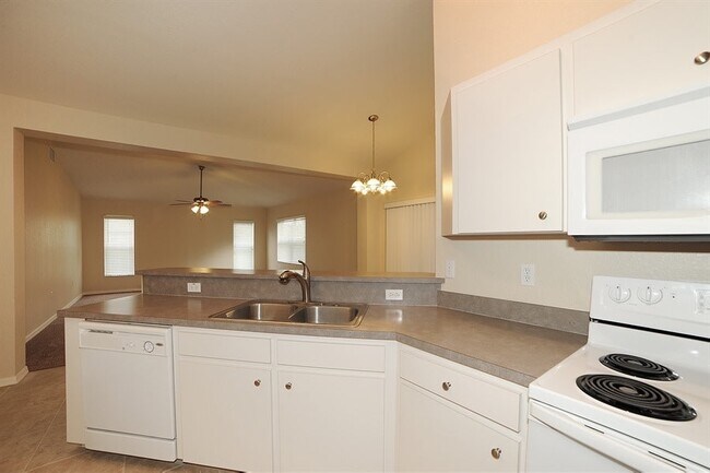 Building Photo - 2812 Oak Hammock Loop