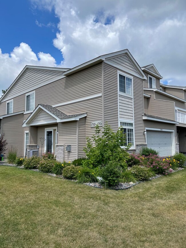 Building Photo - Beautiful END UNIT Townhome- 3Bed/2.5Bath-...