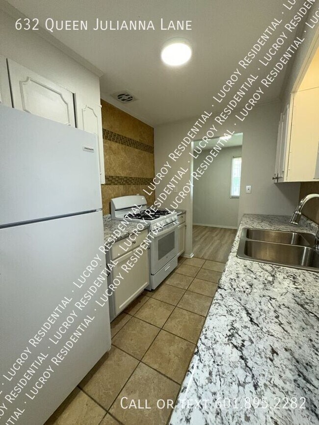 Building Photo - 632 Queen Julianna Ln