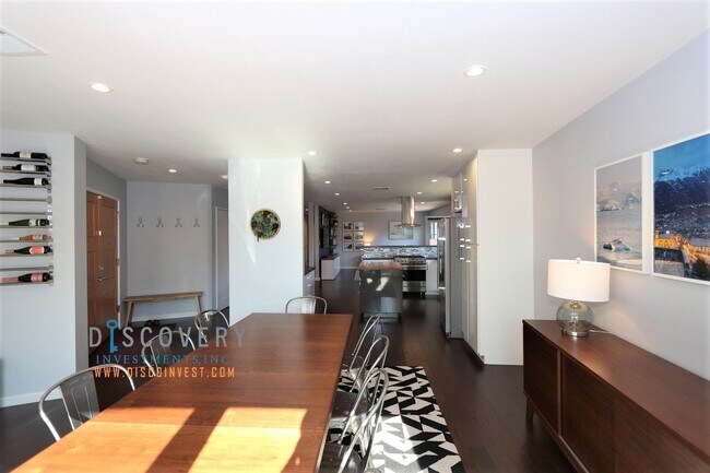 Foto del edificio - Centrally Located Mid-Century Contemporary Home