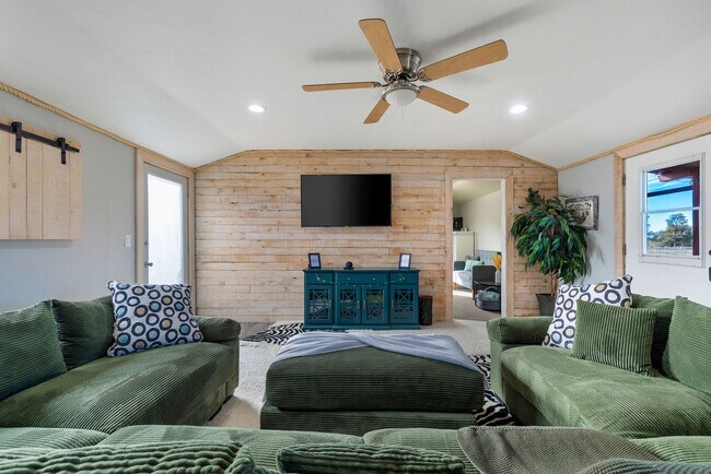 Foto del edificio - 7625 N Williamson Valley Rd