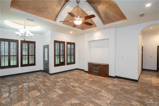 Building Photo - 1402 Hill View Dr