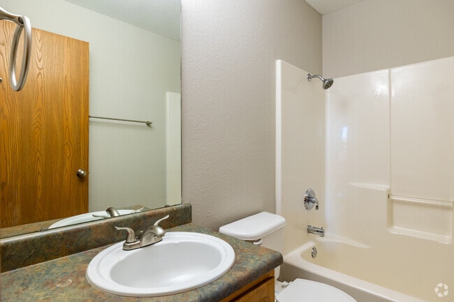 Oak 2BR, 2BA - Bathroom 1 - Spring Hill