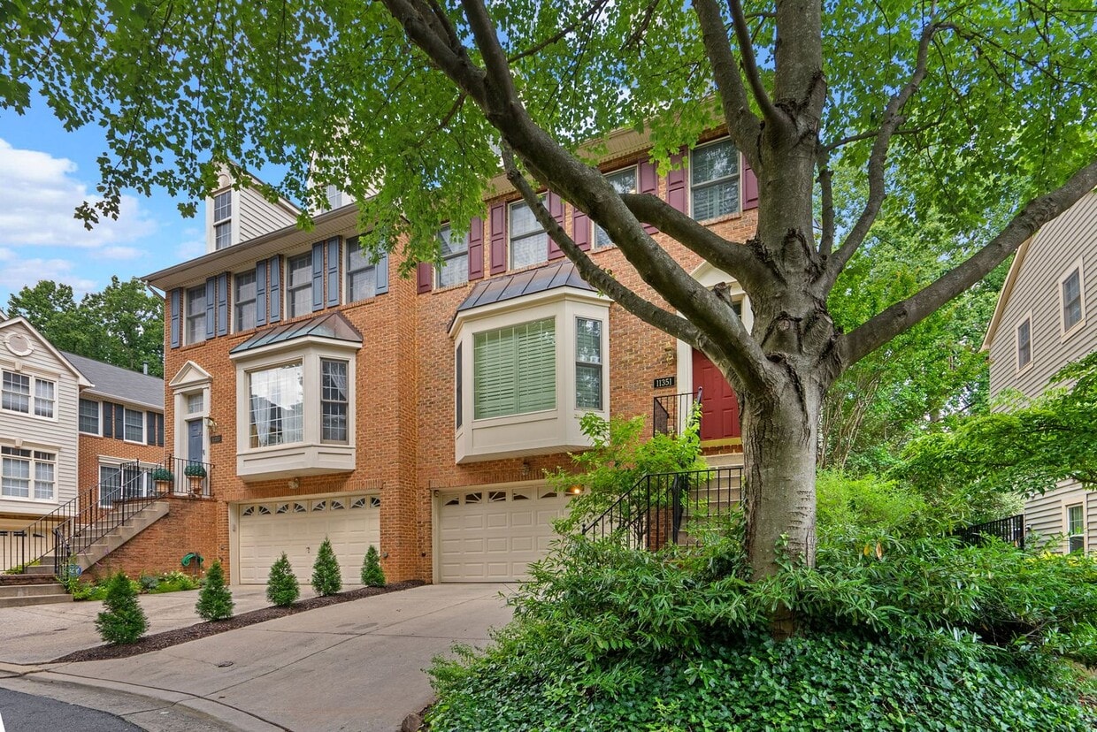 Foto principal - 3 Bed 3.5 Bath - Rockville Townhome - 2 Ca...