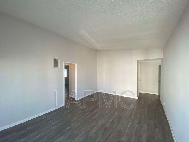 Building Photo - 828 4th St