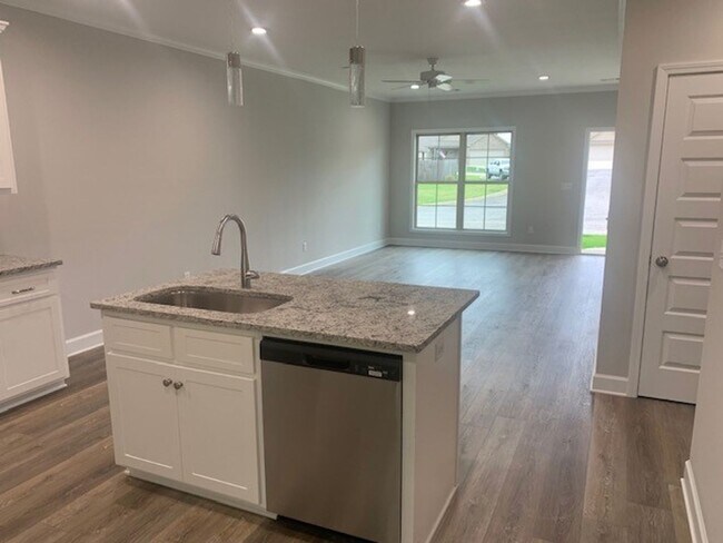 Building Photo - 3 Bed / 2.5 Bath Townhouse