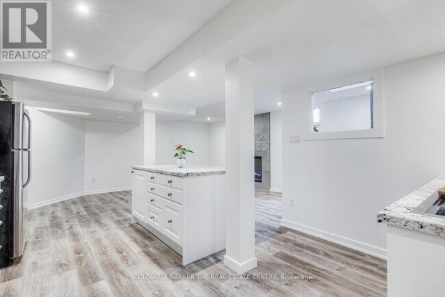 Building Photo - 562 Winette Rd