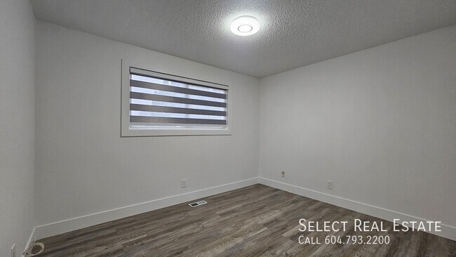 Photo du bâtiment - 6085 Glenmore Dr