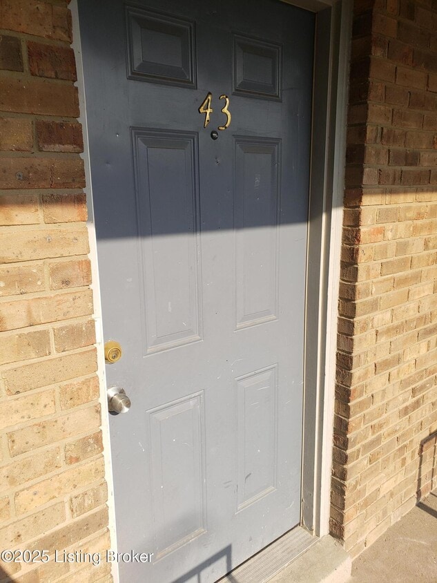 Foto principal - 102 E Florence Ave